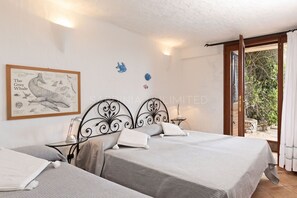 4 bedrooms, travel crib