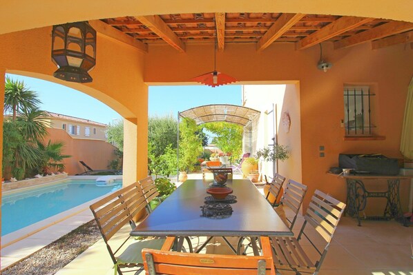 Outdoor dining - Beautiful holiday home with private pool (Sérignan-Du-Comtat)