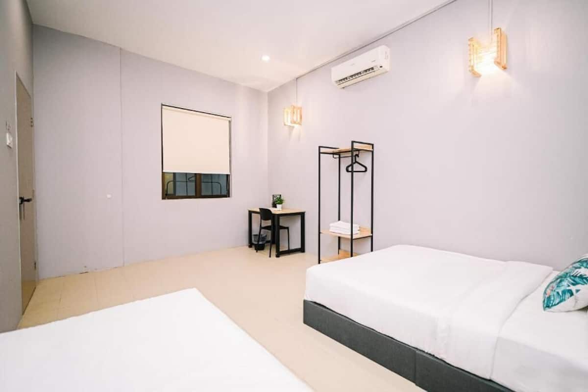 Deluxe Triple Room, Shared Bathroom | Meja, Wi-fi percuma 