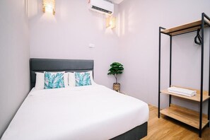 Standard Queen with Shared Bathroom | Desk, free WiFi - Swing & Pillows at 87 Chulia St (George Town)