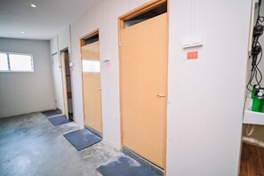 샤워 시설, 타월, 비누, 샴푸