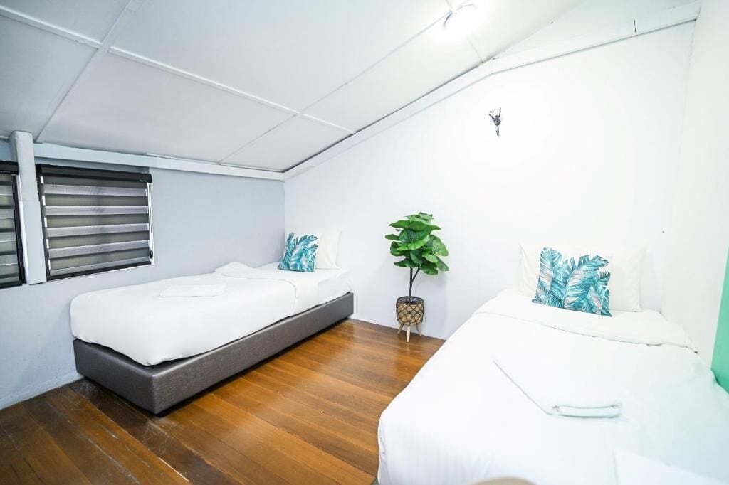 Habitación estándar con 1 cama matrimonial o 2 individuales | Escritorio, tabla de planchar con plancha y wifi gratis 