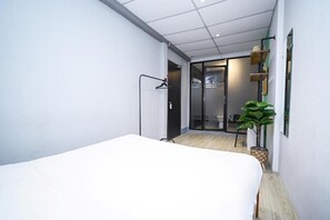 Deluxe Double Room | Desk, iron/ironing board, free WiFi - Swing & Pillows at Beach Street (George Town)