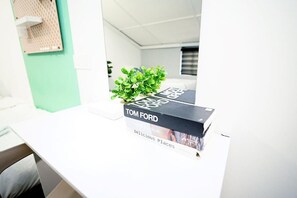 Habitación estándar con 1 cama matrimonial o 2 individuales | Escritorio, tabla de planchar con plancha y wifi gratis