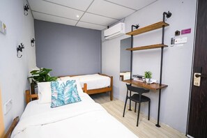 Deluxe Double or Twin Room | Desk, iron/ironing board, free WiFi - Swing & Pillows at Beach Street (George Town)