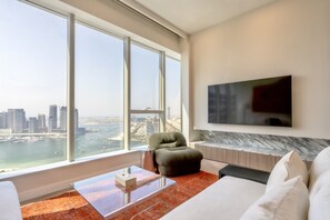 2 bedrooms - High-floor Haven w Open Sea Views on Palm Entry (Dubai)