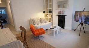 Télévision, cheminée, livres