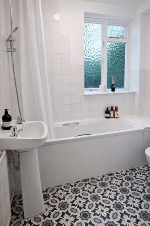 Whirlpool, Haartrockner, Handtücher, Seife