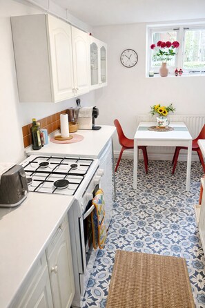 Réfrigérateur, un four, surface de cuisson, lave-vaisselle