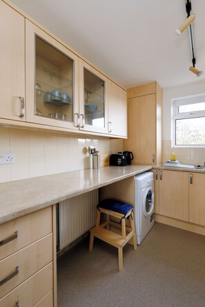 Refrigerador, horno, parrilla de estufa y cafetera y tetera 