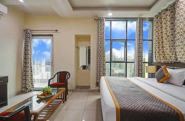 Deluxe Room | Individually furnished, free WiFi, bed sheets