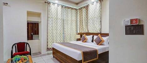 Individually furnished, free WiFi, bed sheets