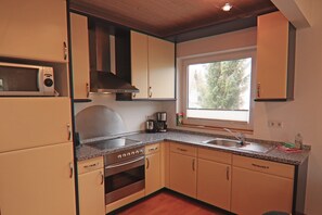 ثلاجة، ميكروويف، فرن، موقد طهي مسطح