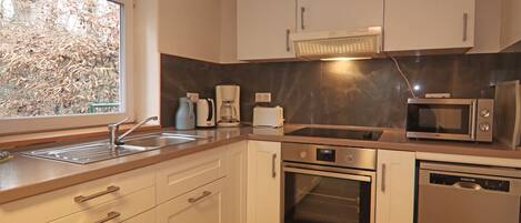 Refrigerador, microondas, horno y parrilla de estufa