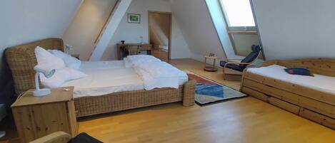 5 bedrooms, travel cot, free WiFi