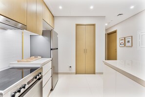 Geladeira, micro-ondas, fogão, cooktop