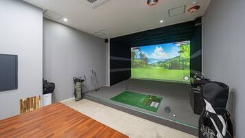 Indoor golf driving range