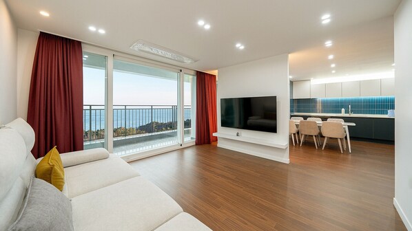 Family Suite, Ocean View | Desk, free WiFi