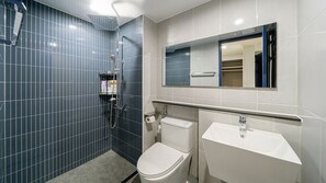 Family Suite, Ocean View | Bathroom | Hair dryer, towels, soap, shampoo