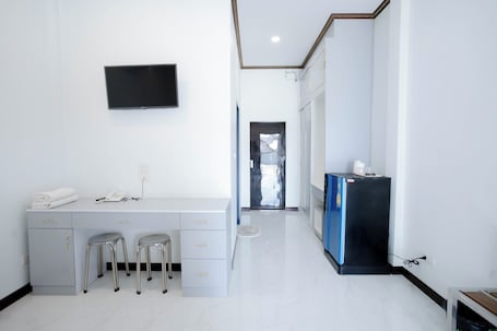 Escritorio, espacio para trabajar con laptop y wifi gratis