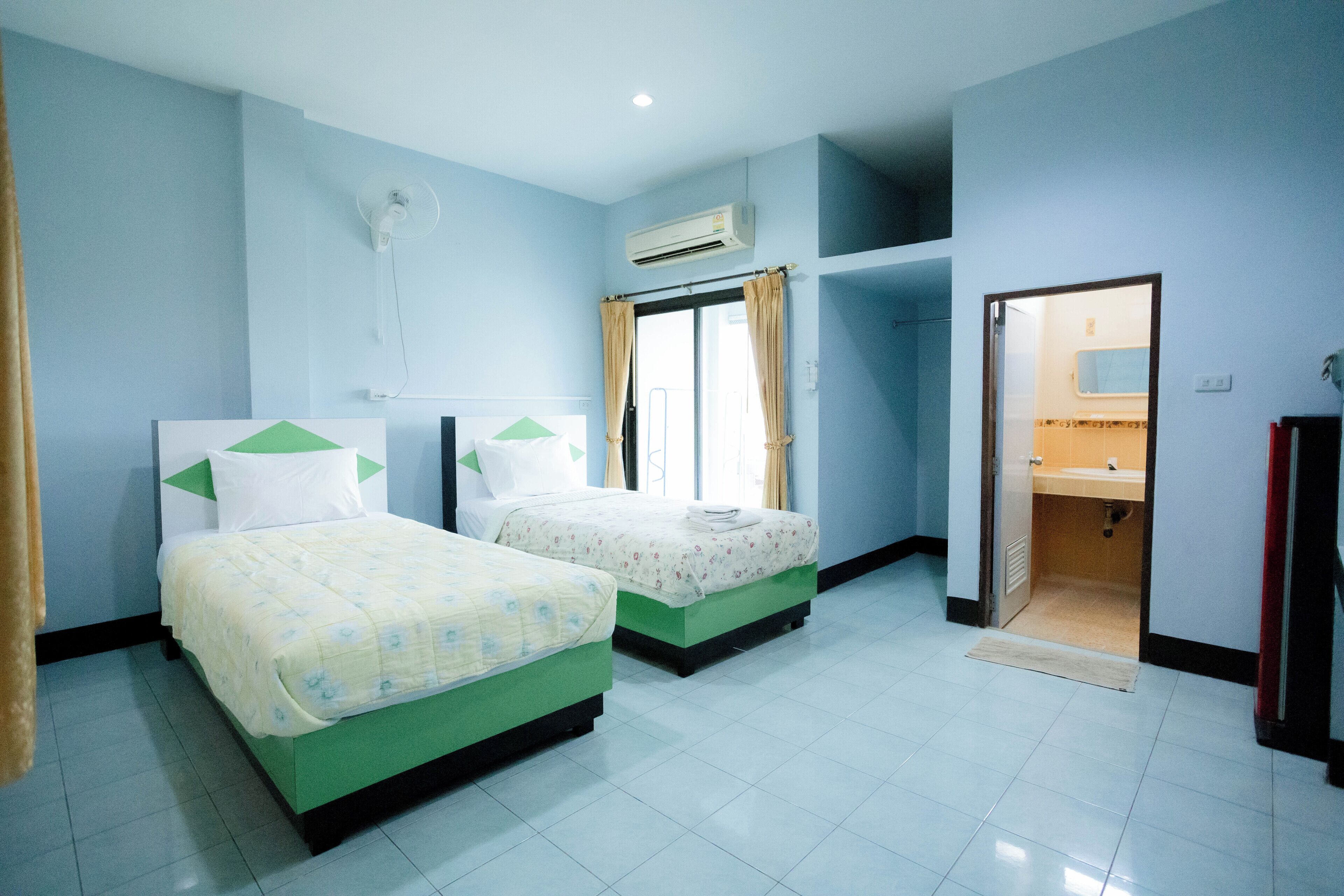 Twin Room, City View | Desk, laptop workspace, free WiFi