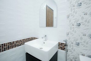 Superior Double Room, City View | Bathroom | Shower, towels, soap, shampoo - Thongkon Hotel (Surin)