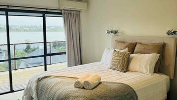 Iron/ironing board, Internet, bed sheets