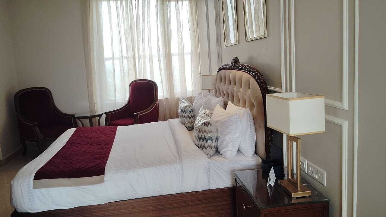 Quarto solteiro luxo, vista para a piscina | Cofres nos quartos, escrivaninha, espaço de trabalho para notebook