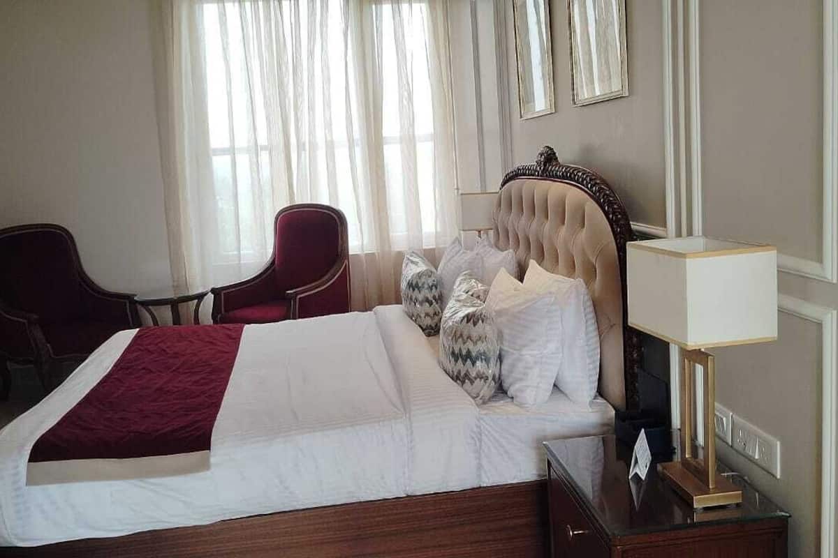 Caja de seguridad en la habitación y escritorio