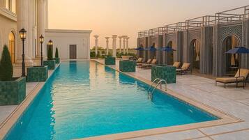 15 piscinas techadas, camas de piscina gratis, sombrillas