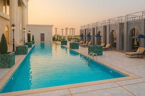 15 piscinas techadas, camas de piscina gratis, sombrillas