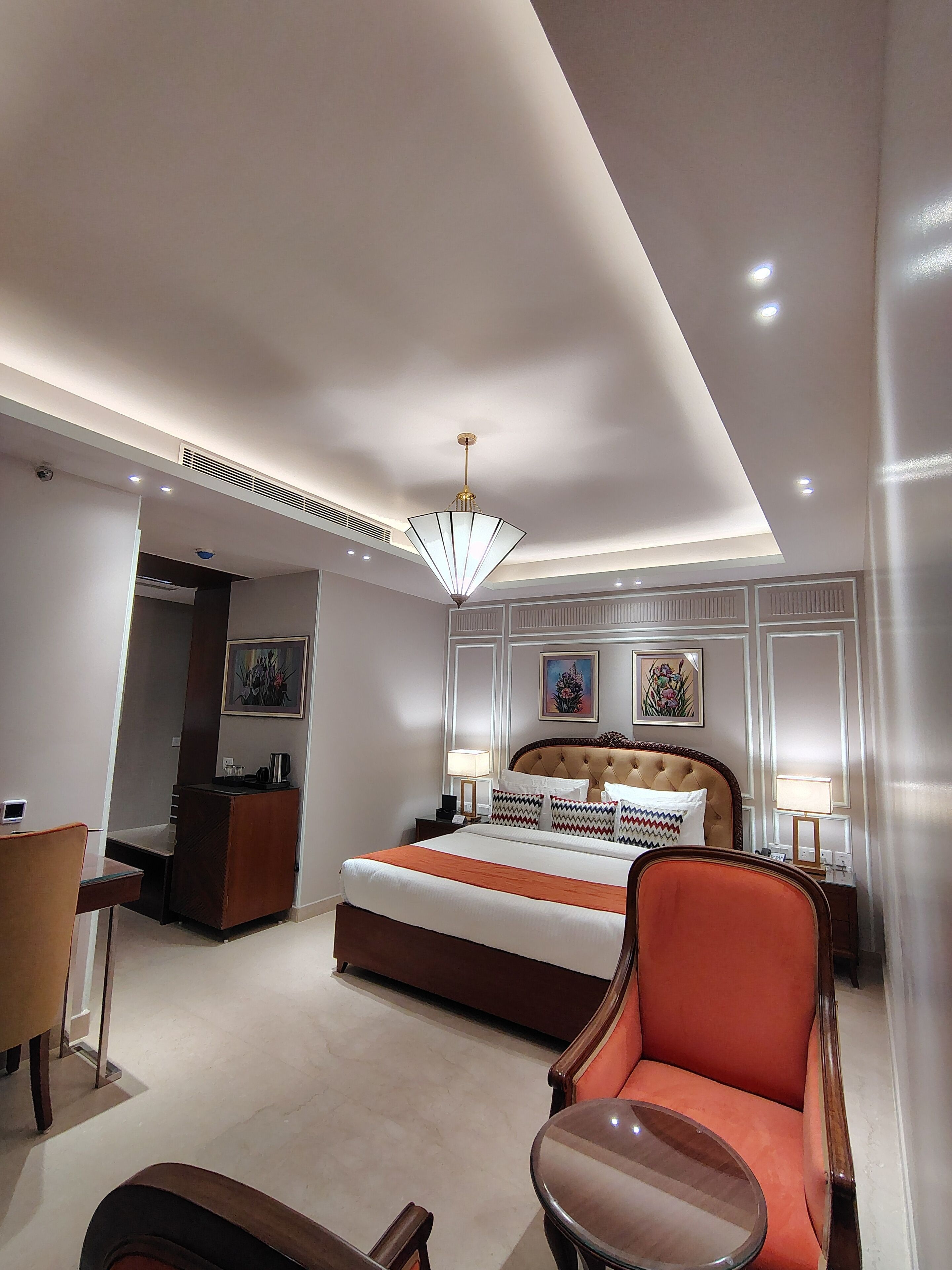 Habitación individual Deluxe, vista a la alberca | Caja de seguridad en la habitación y escritorio 