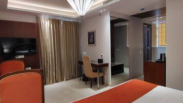 Deluxe enkelrum - utsikt mot poolen | Värdeförvaringsskåp på rummet, skrivbord och arbetsyta för laptop