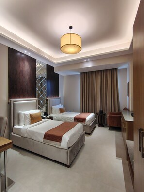 Habitación superior con 2 camas individuales, vista a la alberca | Caja de seguridad en la habitación y escritorio 