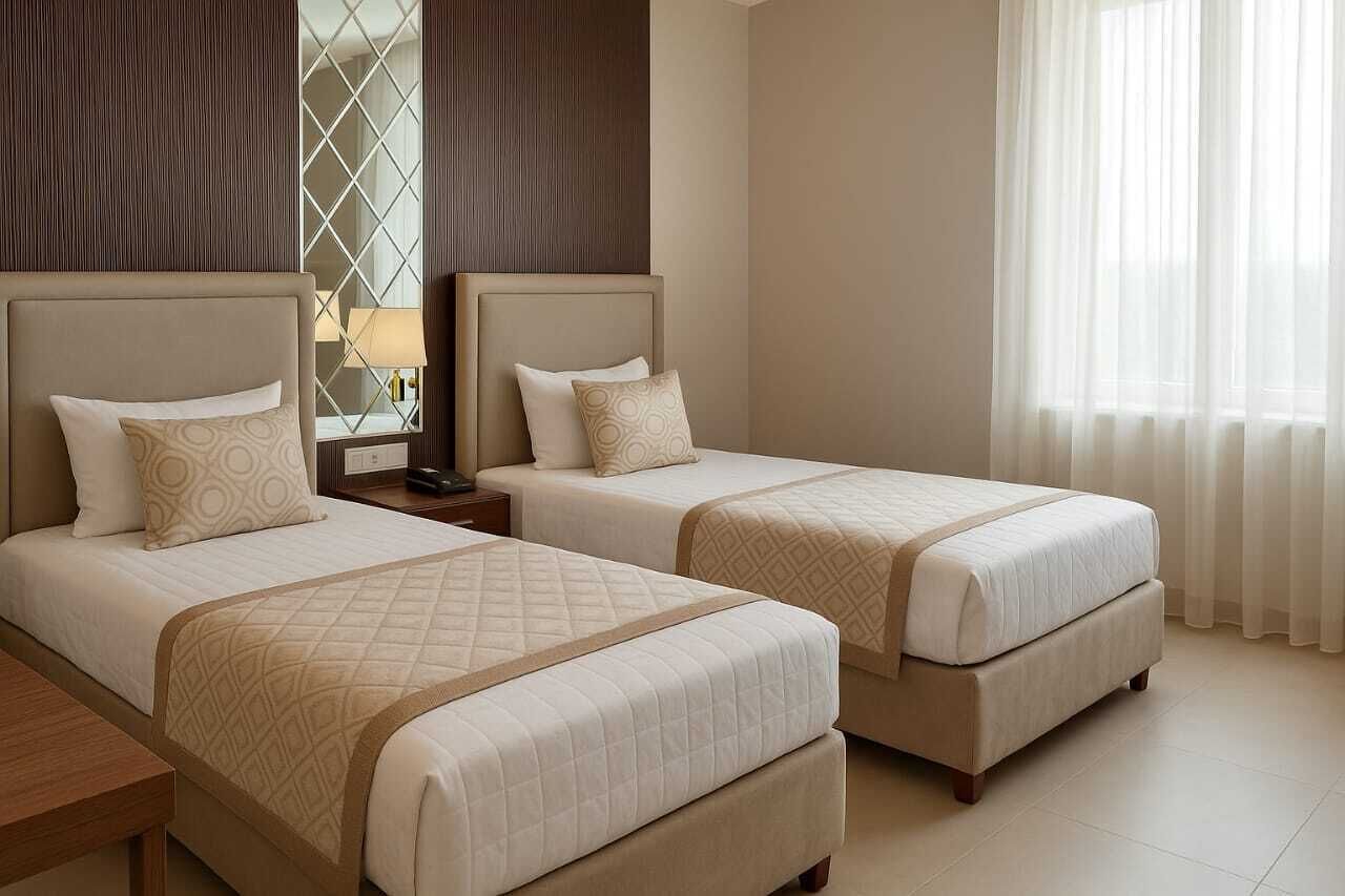 Quarto duplo superior, vista para a piscina | Cofres nos quartos, escrivaninha, espaço de trabalho para notebook