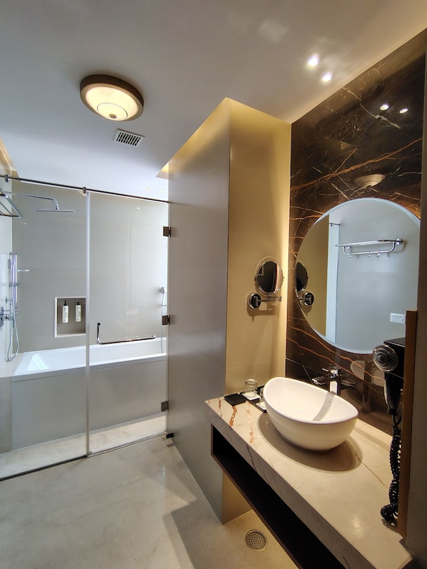 Chambre simple Deluxe, vue sur la piscine | Salle de bain | Baignoire et douche séparées, séchoir à cheveux, serviettes fournies