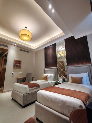 Habitación superior con 2 camas individuales, vista a la alberca | Caja de seguridad en la habitación y escritorio 