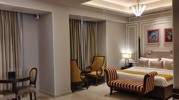 Premium dubbelrum - utsikt mot trädgården | Värdeförvaringsskåp på rummet, skrivbord och arbetsyta för laptop