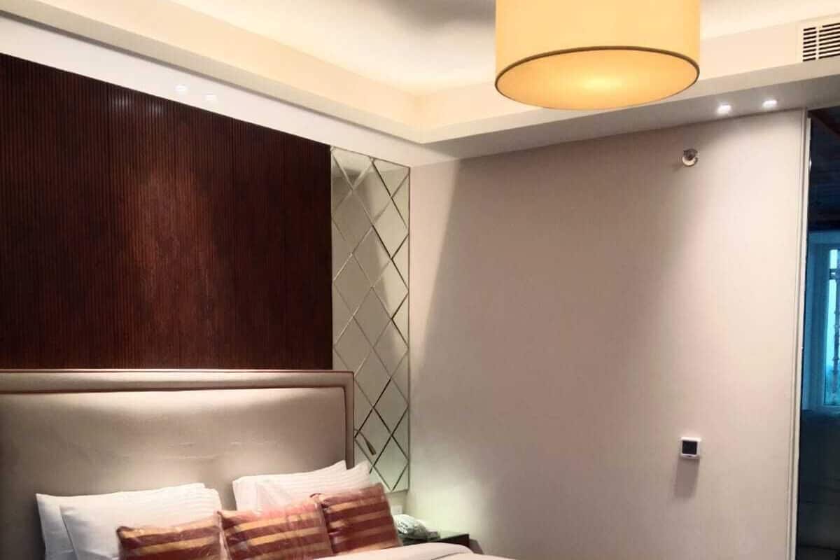 Caja de seguridad en la habitación y escritorio