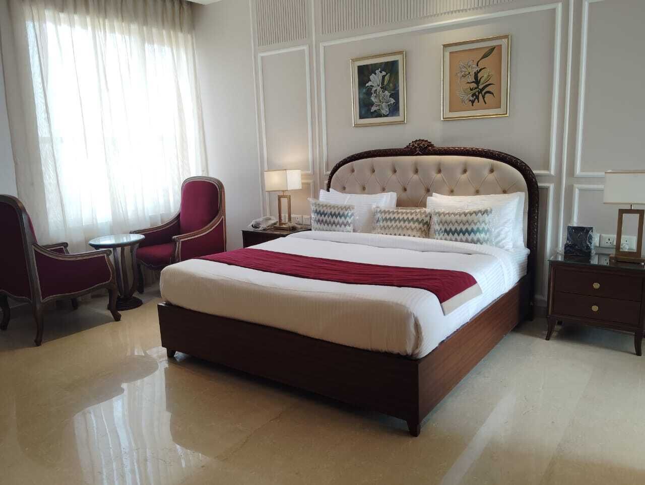 Quarto casal premium, vista para o jardim | Cofres nos quartos, escrivaninha, espaço de trabalho para notebook