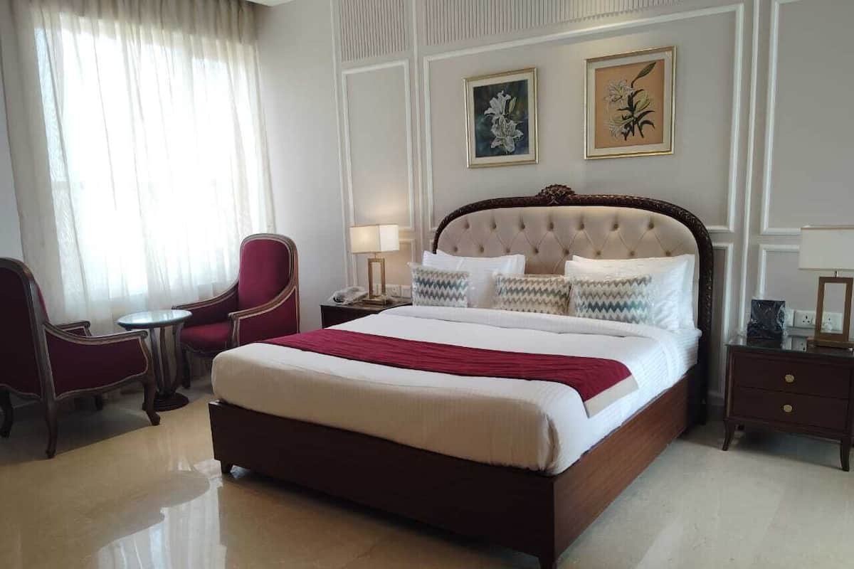 Caja de seguridad en la habitación y escritorio