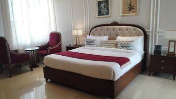 Caja de seguridad en la habitación y escritorio