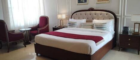 Caja de seguridad en la habitación y escritorio