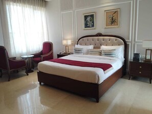 Caja de seguridad en la habitación y escritorio