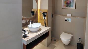 Deluxe-Einzelzimmer, Poolblick | Badezimmer | Badewanne und Dusche (separat), Haartrockner, Handtücher, Seife