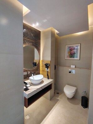 Chambre simple Deluxe, vue sur la piscine | Salle de bain | Baignoire et douche séparées, séchoir à cheveux, serviettes fournies