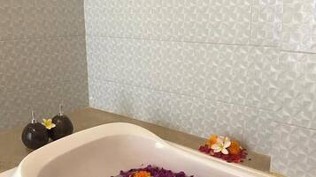 Suite, balcone, vista oceano | Bagno | Accappatoio, pantofole, bidet