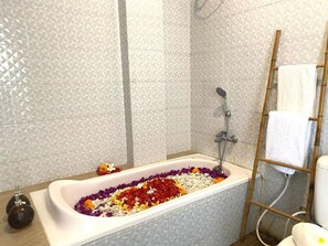 Suite, Balcony, Ocean View | Bathroom - Paradisehill Nusa Penida Resort (Penida Island)