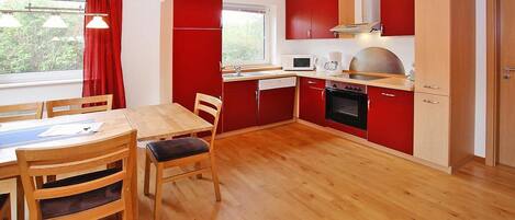 Jääkaappi, mikroaaltouuni, uuni, liesi