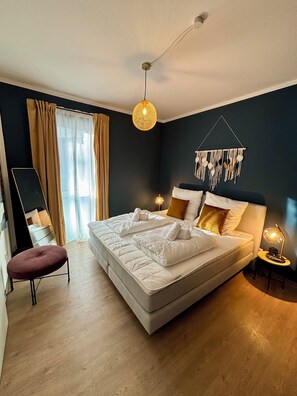 1 غرفة نو م ومكواة/لوح كي وخدمة الإنترنت وملاءات أسرّة